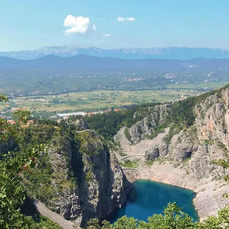 1 Bedroom Gorgeous In Apartment Imotski