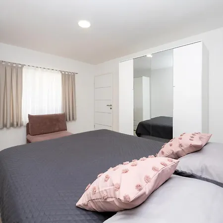 1 Bedroom Gorgeous In Apartment Imotski