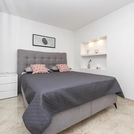 Apartment 1 Bedroom Gorgeous In